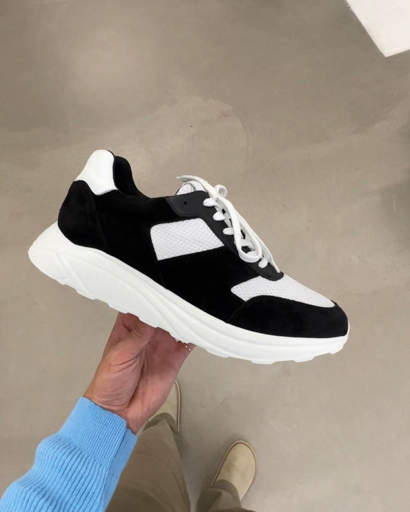 CAVERN CORNER X WARÉN LIU RUNNER - BLACK
